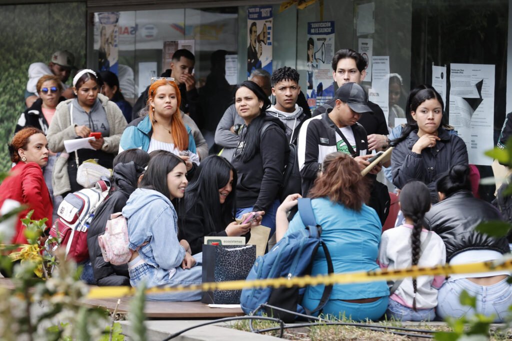 Venezolanos sin papeles en Colombia buscan cómo regularizarse