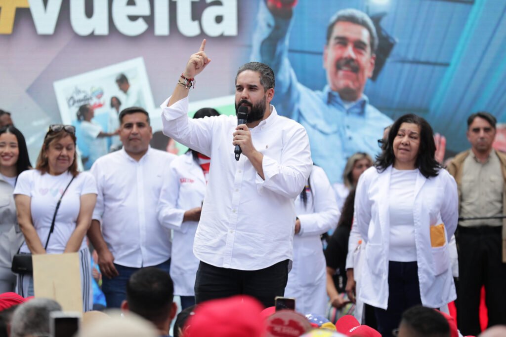 Hijo de Maduro dice que no descansará hasta verlo volver
