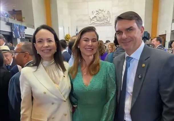 Machado felicita a Flávio Bolsonaro por triunfo en primera vuelta en Brasil