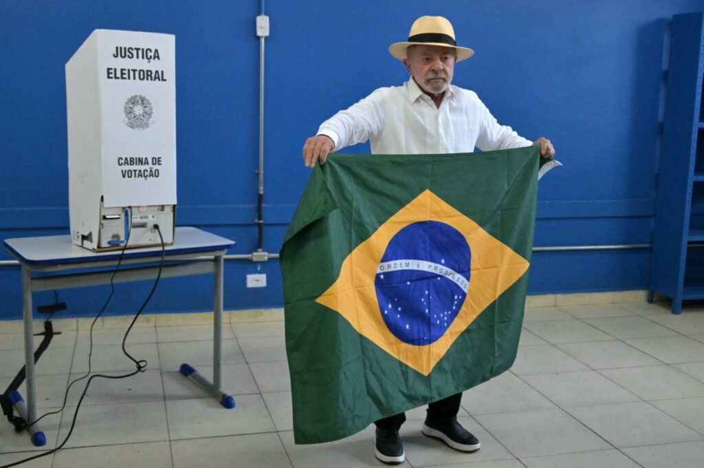 Lula votó en Brasil y se declaró "muy confiado" de ganar