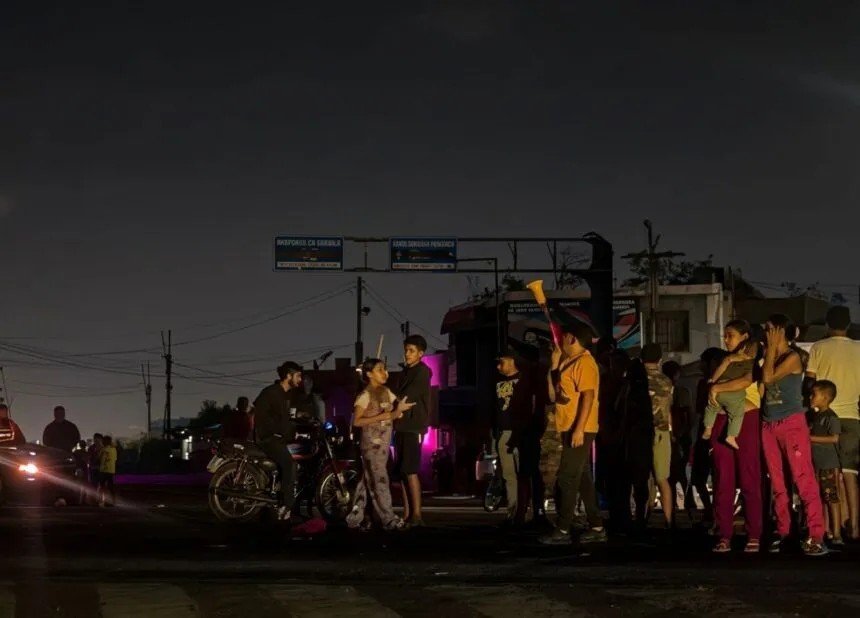 Protestas nocturnas por apagones se extendieron en varias regiones