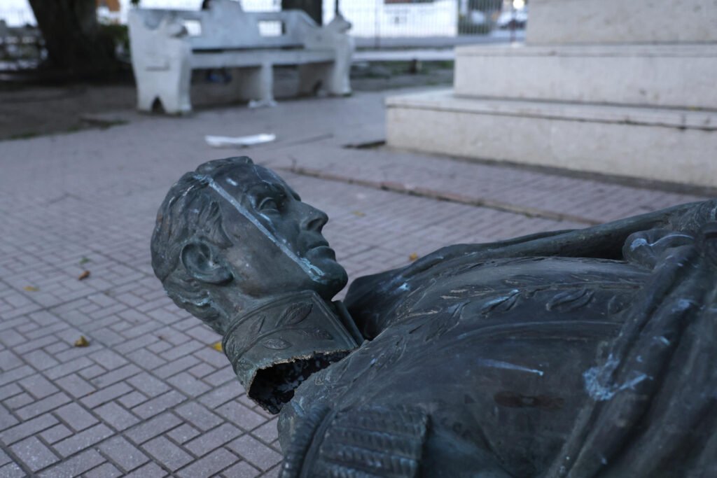 Terremoto en Panamá derriba monumento a Bolívar y daña iglesias