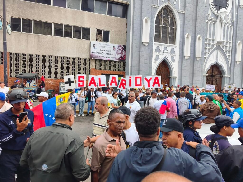 Manifestación opositora en Caracas no logra avanzar hacia Miraflores